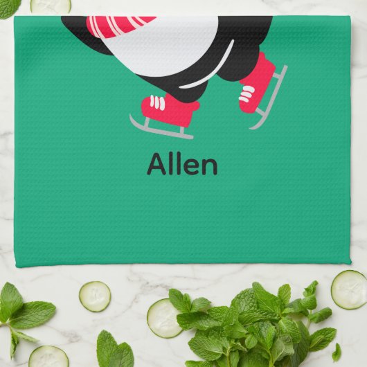 Kerst Pinguïn in een Pet en Sjaal op Schaatsen Theedoek (Gevouwen)