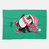 Kerst Pinguïn in een Pet en Sjaal op Schaatsen Theedoek (Horizontaal)