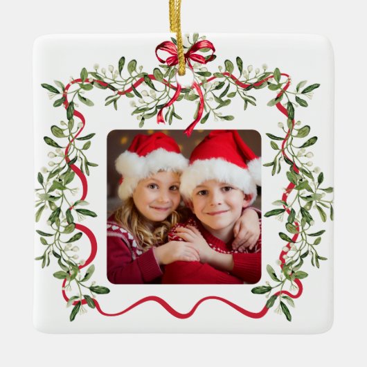 Kerst Red Wavy Lijst Bow Greenery Foto Keramisch Ornament (Voorkant)