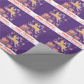 Kerst rendieren in de sneeuw paarse vakantie wrap cadeaupapier (Hoek)