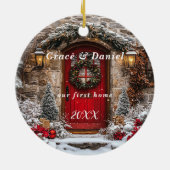 Kerst Rode Deur Krans "Ons Eerste Huis" Keramisch Ornament (Achterkant)