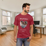 Kerst rode familie foto hartnaam t-shirt<br><div class="desc">Rood shirt. Personaliseer en voeg uw eigen familiefoto toe. Hartvormig lijst. Voeg je familienaam en jaartal toe.</div>