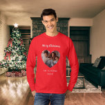 Kerst rode familie foto hartnaam vader t-shirt<br><div class="desc">Rood shirt. Personaliseer en voeg uw eigen familiefoto toe. Hartvormig lijst. Voeg je familienaam en jaartal toe. Witte tekst.</div>