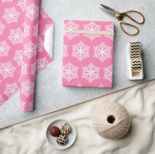 Kerst roze en witte sneeuwvlokken patroon cadeaupapier (Crafts)