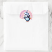 Kerst roze ronde sticker Penguin schaatsen. (Tas)