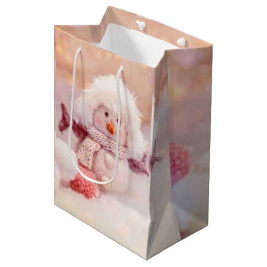 Kerst Roze & Wit Fluffy Snowman Medium Cadeauzakje (Voorkant Gekanteld)