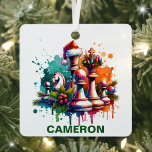 Kerst Schaken Liefhebber Custom Name Metalen Ornament<br><div class="desc">Schaakmat uw vakantie decor met een gepersonaliseerd schaak Ornament! Vier de feestdagen in strategische stijl met dit prachtig ontworpen schaakthema-ornament! Met schaakstukken, waaronder een koning met een kerstmuts, een koningin versierd met vakantiegroen en ornamenten, pionnen en een ridder, is dit ornament ideaal voor elke schaakliefhebber. Geaccentueerd met hulstbladeren en bessen...</div>