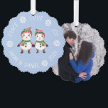 Kerst Schattige Sneeuwmannen Paar Foto Vrede Liefd Ornament Kaart<br><div class="desc">Een kerstontwerp: twee schattige kleine sneeuwpoppen die handen vasthouden, gekleed in gebreide, rode en groene gestreepte sjaal en pet, op een lichtblauwe achtergrond, omgeven door boogtekst met witte sneeuwvlokken tussen woorden. De boodschap hierboven is Peace Love Joy, hieronder staan de namen en het jaar. Op de achterkant is er een...</div>
