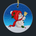 Kerst Schattigee Sneeuwman Keramisch Ornament<br><div class="desc">Fris je kerstboom op en geef een vleugje warmte en opwinding van de feestdagen aan je kerstdecoratie met dit charmante cirkelvormige keramische kerstboom-ornament. Met een schattige sneeuwman met een gouden kerstbel op een wit besneeuwd veld, felle winterblauwe lucht en het begin van sneeuwval, is dit charmante ornament een perfecte manier...</div>