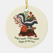 Kerst Skunk Pun: Jingle ruikt Keramisch Ornament (Voorkant)