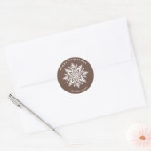 Kerst Sneeuwvlok Bruin Aangepaste Vakantie Ronde Sticker (Envelop)