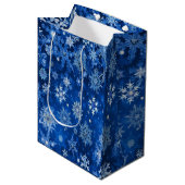 Kerst Sneeuwvlokken Blauw en Zilver Gift Bag Medium Cadeauzakje (Voorkant Gekanteld)