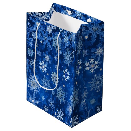 Kerst Sneeuwvlokken Blauw en Zilver Gift Bag Medium Cadeauzakje (Voorkant Gekanteld)