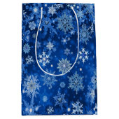 Kerst Sneeuwvlokken Blauw en Zilver Gift Bag Medium Cadeauzakje (Voorkant)