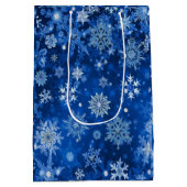 Kerst Sneeuwvlokken Blauw en Zilver Gift Bag Medium Cadeauzakje (Achterkant)