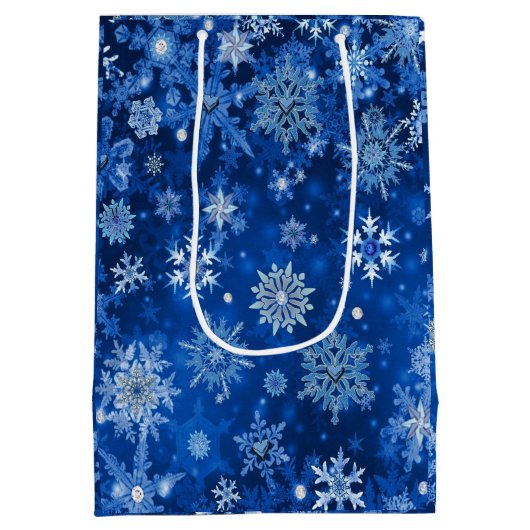 Kerst Sneeuwvlokken Blauw en Zilver Gift Bag Medium Cadeauzakje (Achterkant)