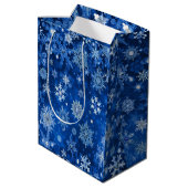 Kerst Sneeuwvlokken Blauw en Zilver Gift Bag Medium Cadeauzakje (Achterkant Gekanteld)