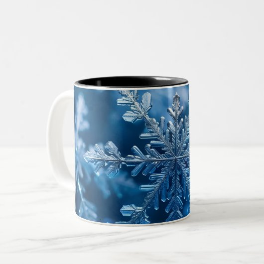 Kerst sneeuwvlokken in blauwe kleur digitale kunst tweekleurige koffiemok (Voorkant links)