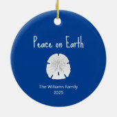Kerst Strand Zand Dollar Vrede op Aarde Blauw Keramisch Ornament (Achterkant)