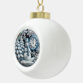 Kerst-thema sneeuwman en Winter Forest Scene Keramische Bal Ornament (Rechts)