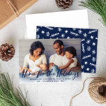 Kerst Thuis Moderne Script Foto Feestdagenkaart<br><div class="desc">"Kerst Thuis" Kerst fotokaart ontwerp met moderne marineblauwe geborstelde script lettertype samen met aangepaste tekst die kan worden gepersonaliseerd als een overlay met een favoriete horizontale gezinsfoto thuis. Een modern winterpatroon tooit de achterkant van de kaart. De marineblauwe achtergrondkleur op de achterkant kan worden aangepast.</div>
