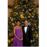 Kerst van President Barack Obama en Michelle Fotobeeldje Ornament<br><div class="desc">Barack Obama, een kerstportret uit het Witte Huis, was het 44e President van de Verenigde Staten. Zijn verhaal is het Amerikaanse verhaal; waarden uit het hart, een opvoeding uit de middenklasse in een sterk gezin, hard werken en onderwijs als middel om vooruit te komen, en de overtuiging dat een zo...</div>