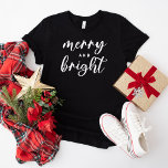 Kerst van vrolijke en lichte moderne zwarte vrouwe t-shirt<br><div class="desc">Een feestelijk kerstgrafisch t-shirt voor vrouwen met moderne kleine lettertjes met "Merry and Bright" gezegde. De witte tekst en de zwarte T-shirt stijl kunnen allebei worden gewijzigd.</div>