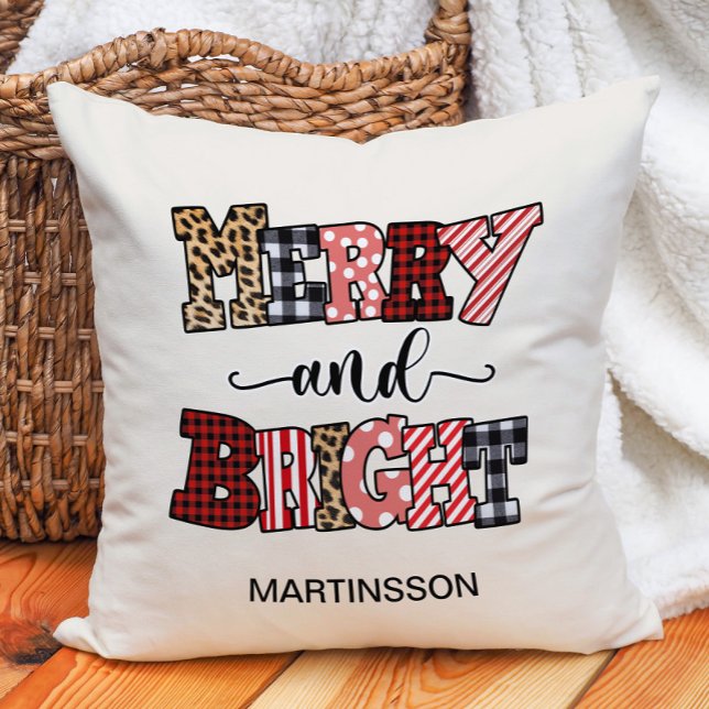 Kerst Vrolijk Bright Candy Cane Plaid Naam Kussen ("Merry and Bright" Christmas decorator pillow personalized with your name.)