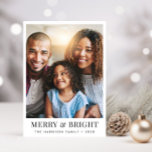 Kerst vrolijke heldere foto feestdagenkaart<br><div class="desc">Moderne kerstvakantie wenskaart met uw foto,  "Merry & Bright" in elegante typografie en uw familienaam en het jaar in eenvoudige typografie.</div>