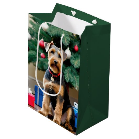 Kerst Welsh Terrier bij de boom Medium Cadeauzakje (Voorkant Gekanteld)