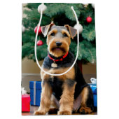 Kerst Welsh Terrier bij de boom Medium Cadeauzakje (Voorkant)