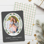 Kerst Winter Greenery Ovaal Foto Feestdagenkaart<br><div class="desc">Deze feestelijke kerstkaart toont een ovale foto omlijst met wintergroen en rode bessen op een donkere leisteen grijze achtergrond. Personaliseer deze moderne elegante vakantiekaart door uw foto en familienaam toe te voegen.</div>