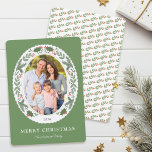 Kerst Winter Greenery Ovaal Foto Feestdagenkaart<br><div class="desc">Deze feestelijke kerstkaart toont een ovale foto omlijst met wintergroen en rode bessen op een lichtgroene achtergrond. Personaliseer deze moderne elegante vakantiekaart door uw foto en familienaam toe te voegen.</div>