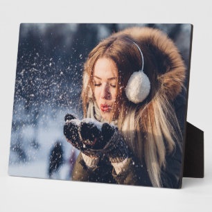 Kerst Winter Meisje dat sneeuw in haar hand blaast Fotoplaat