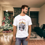 Kerst wit rood goud Bauble familie foto T-shirt<br><div class="desc">Wit shirt. Personaliseer en voeg uw eigen familiefoto toe. Een gouden kerstboom als lijst.</div>