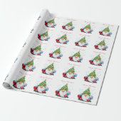 Kerst Wrapping Papier Schattige Gnome met Gift (Uitgerold)