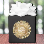 Kerst Zelfgemaakte Vakantie Bakken Luipaard Ronde Sticker<br><div class="desc">Vrolijk kerstfeest in witte kerkletters op een spetter van faux goudfolie,  deze ronde stickers zijn gepersonaliseerd met Sweet Holiday Wishes en je familienaam in het teken op een patroon van goudrillingen boven wilde luipaard. Borden,  luiers en meer design in onze winkel.</div>