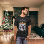 Kerst zwart goud bauble familiefoto t-shirt<br><div class="desc">Zwart shirt. Personaliseer en voeg uw eigen familiefoto toe. Een gouden kerstboom als lijst.</div>