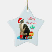 Kerstabel kat, kleine engel en cadeaus keramisch ornament (Rechts)