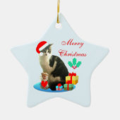 Kerstabel kat, kleine engel en cadeaus keramisch ornament (Voorkant)