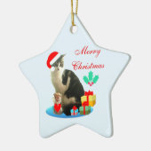 Kerstabel kat, kleine engel en cadeaus keramisch ornament (Links)