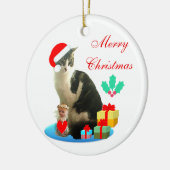 Kerstabel kat, kleine engel en cadeaus keramisch ornament (Links)