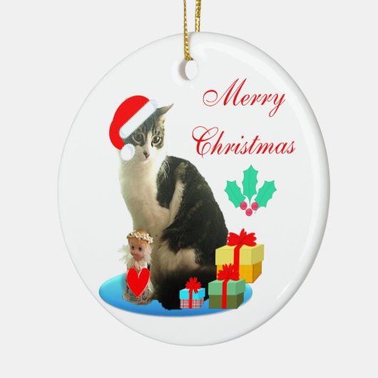Kerstabel kat, kleine engel en cadeaus keramisch ornament (Links)