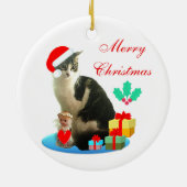 Kerstabel kat, kleine engel en cadeaus keramisch ornament (Achterkant)