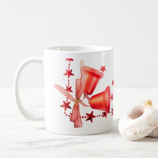 Kerstabel met rode kerstcellen, versierd met tekst koffiemok (Met donut)