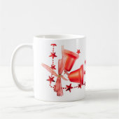 Kerstabel met rode kerstcellen, versierd met tekst koffiemok (Links)