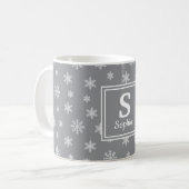Kerstachtige witte sneeuwvlokken Grijze monogram Koffiemok (Voorkant links)