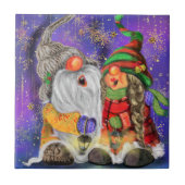 Kerstaire keramische Tegel Gift Happy Gnomes zinge Tegeltje (Voorkant)