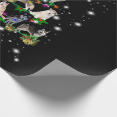 Kerstaire kerstboom, bedekt door vlieglicht cadeaupapier (Hoek)