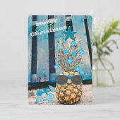 Kerstakerananananasboom voor de zoete kust op stra feestdagenkaart (Staand voorkant)